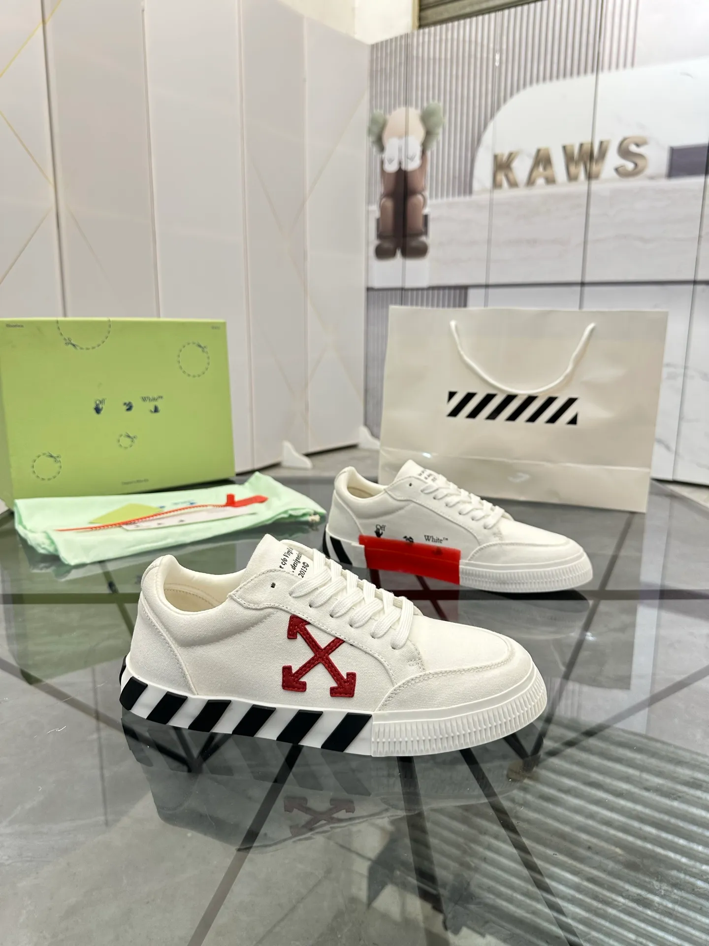 Selling men's shoes 💰: 💰P440¥ Product trademark: OFF WHITE *"OFF WHITE*" low-top casual shoes Regular size: 35-45 (can be customized to 46) Couple style Product materials: Original fabric from the upper counter, breathable lining, original outsole. No.: H203